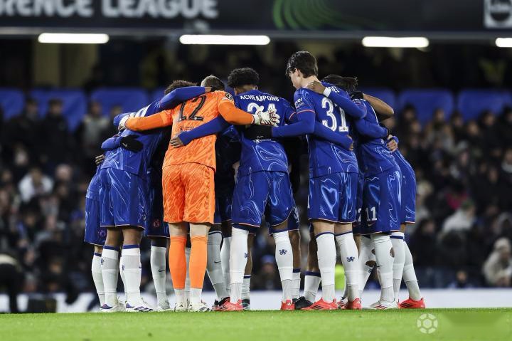 爱游戏入口-包含切尔西主场不敌埃弗顿，战术失误致比分失控的词条