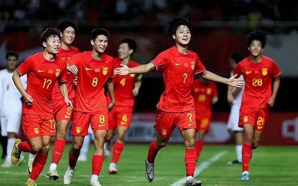 亚洲杯赛场上悬念重重，球迷关注热度不减