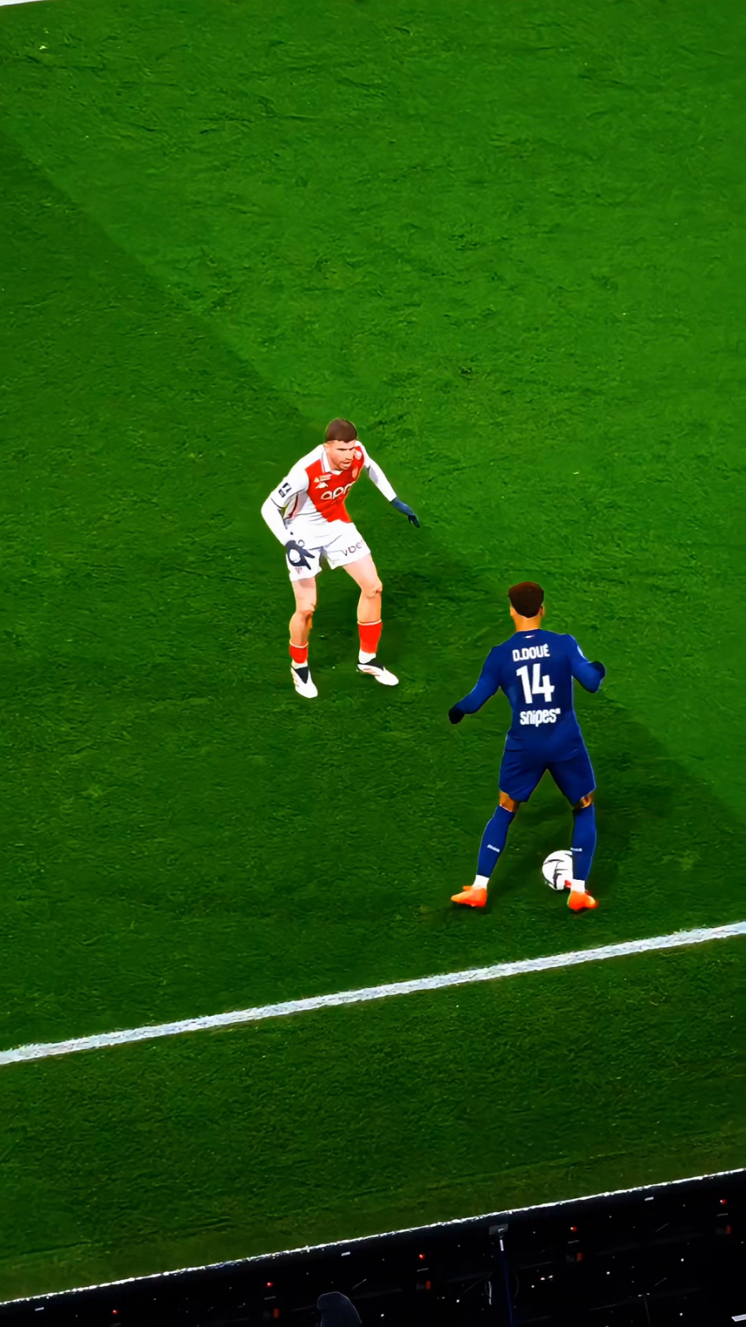 无畏攻守:足球比赛中的无畏拼搏 无畏攻守:足球比赛中的无畏拼搏