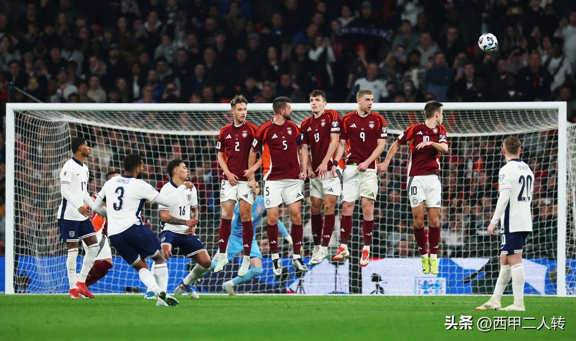 爱游戏-英格兰队遭遇惨败，备战下一场比赛