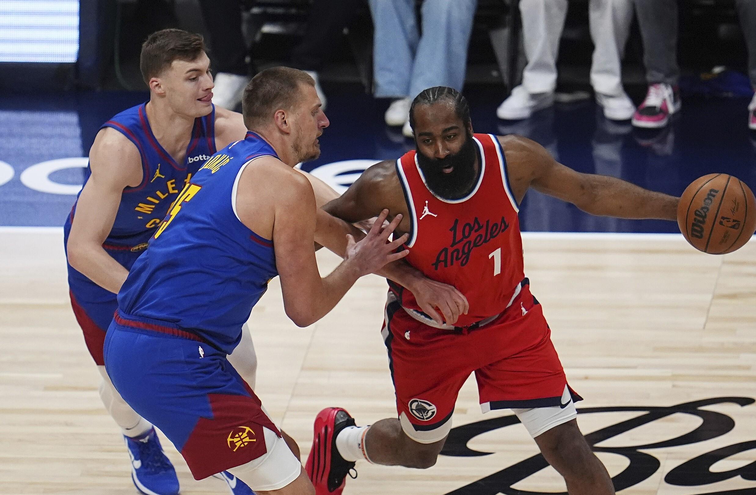 包含雄鹿逆转步行者，助力季后赛出线希望的词条