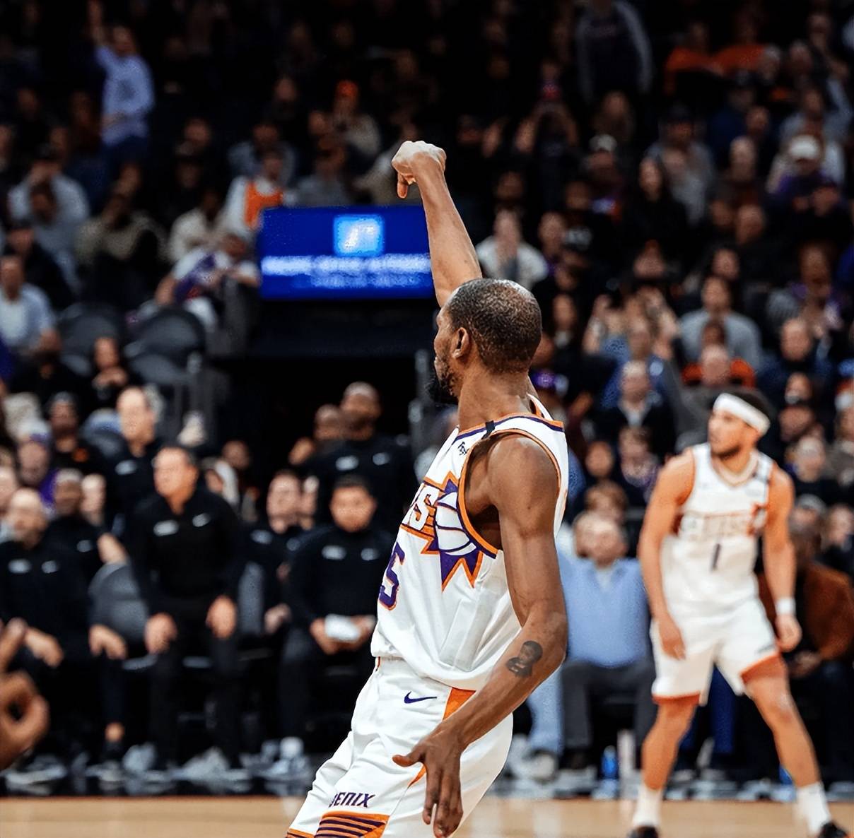 爱游戏在线-包含人客场战胜太阳，季后赛前景仍旧美好的词条