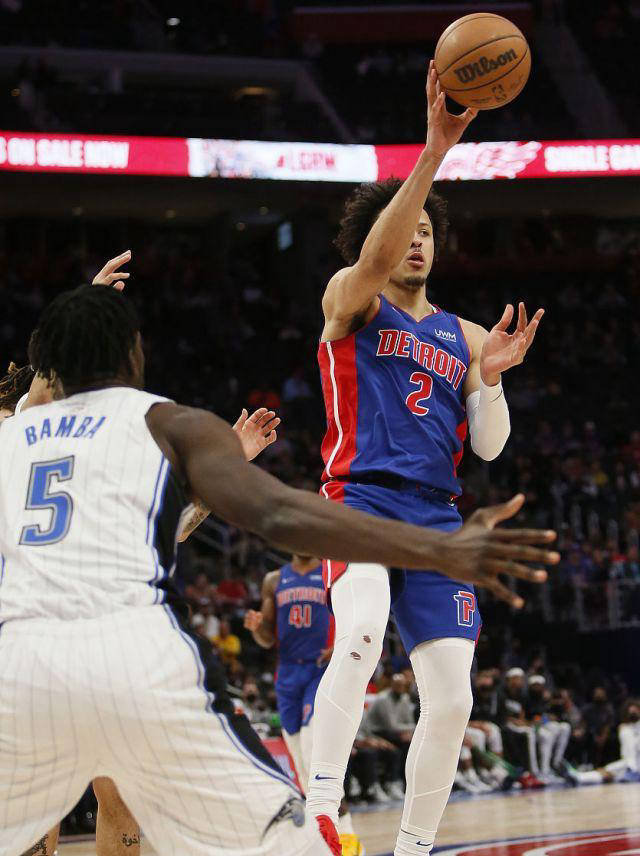 爱游戏大厅-老鹰队球员集体训练，备战接下来比赛