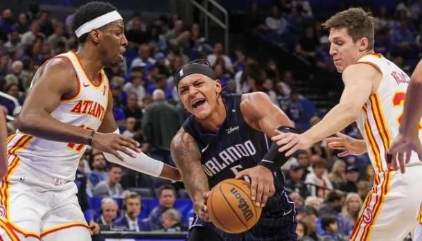 老鹰队球员集体训练,备战接下来比赛 老鹰队球员集体训练,备战接下来比赛