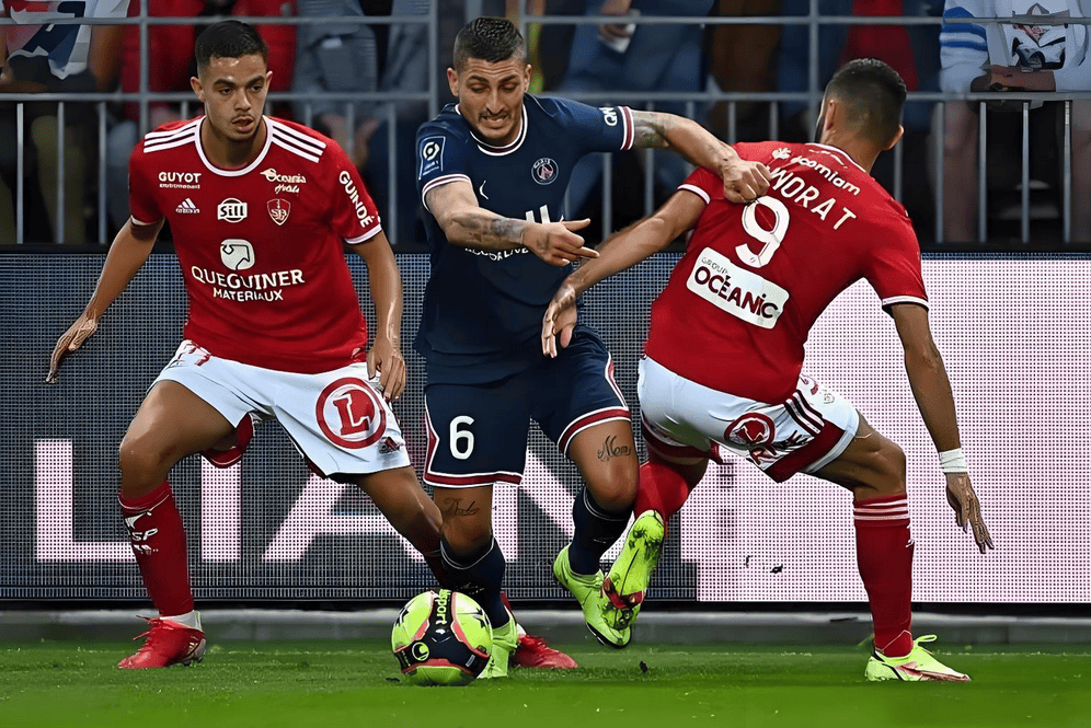 爱游戏官方-关于里昂球员团结一致，战胜强敌的信息