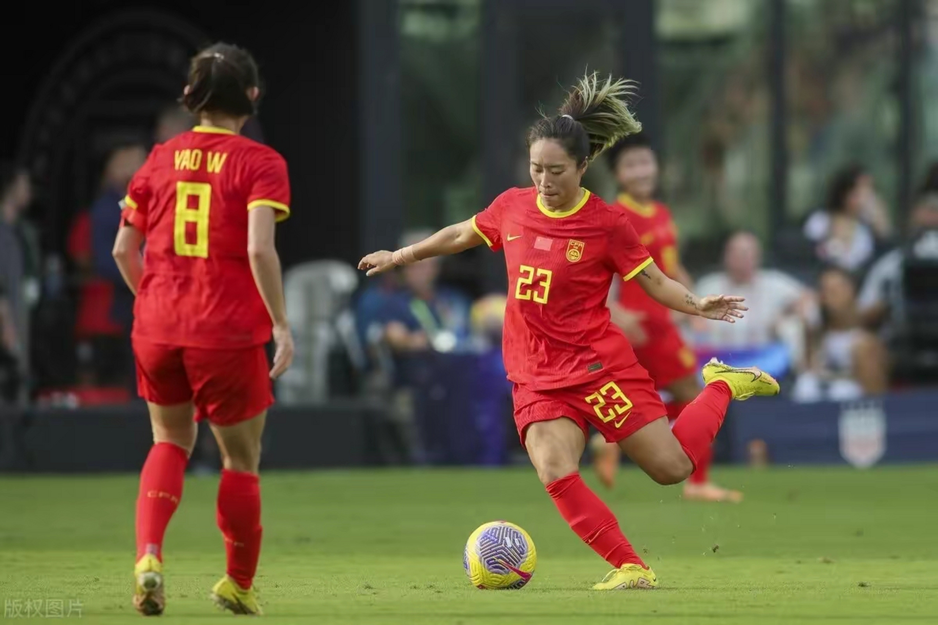 战胜艰难！女足队员拼搏进取