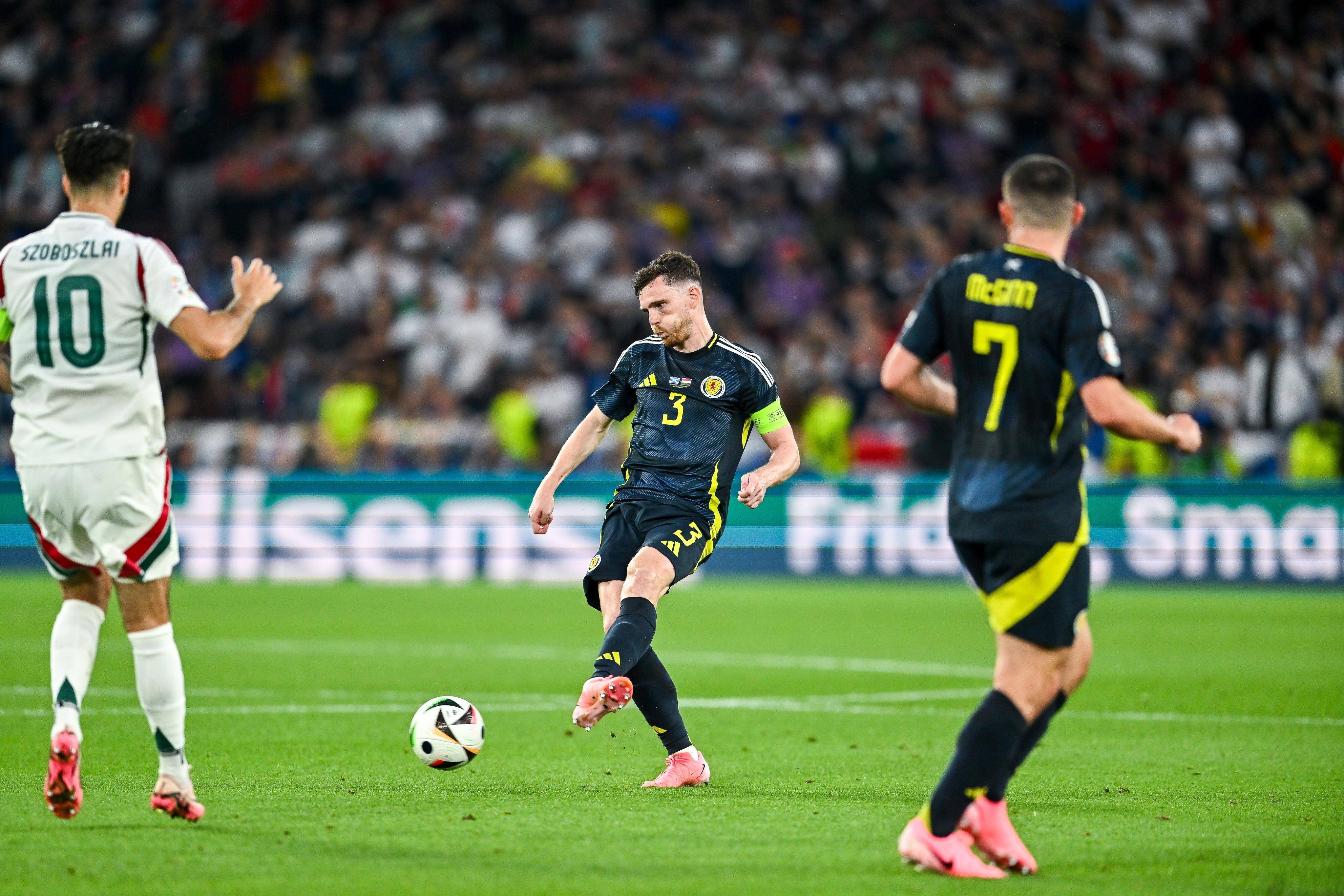 德国与葡萄牙队在欧洲杯预选赛中激烈对抗,平局收场 德国与葡萄牙队在欧洲杯预选赛中激烈对抗,平局收场