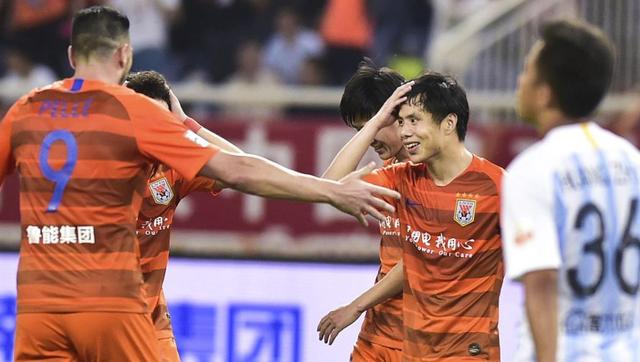 球场突发意外事件引发球迷热议 球场突发意外事件引发球迷热议