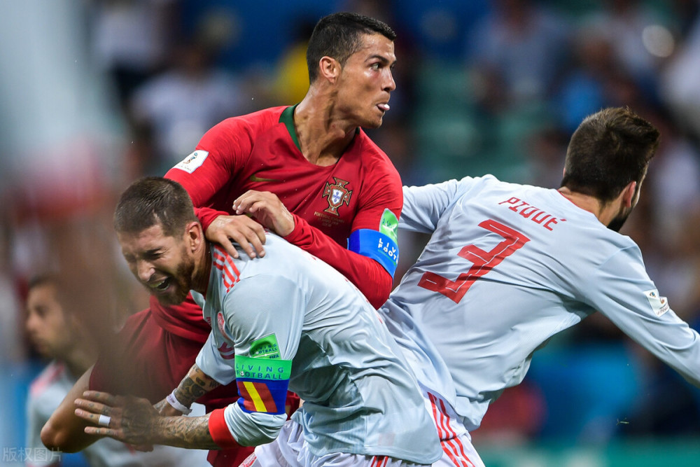 爱游戏APP-东南伊泽克尔球队备战训练照片曝光，球迷围观