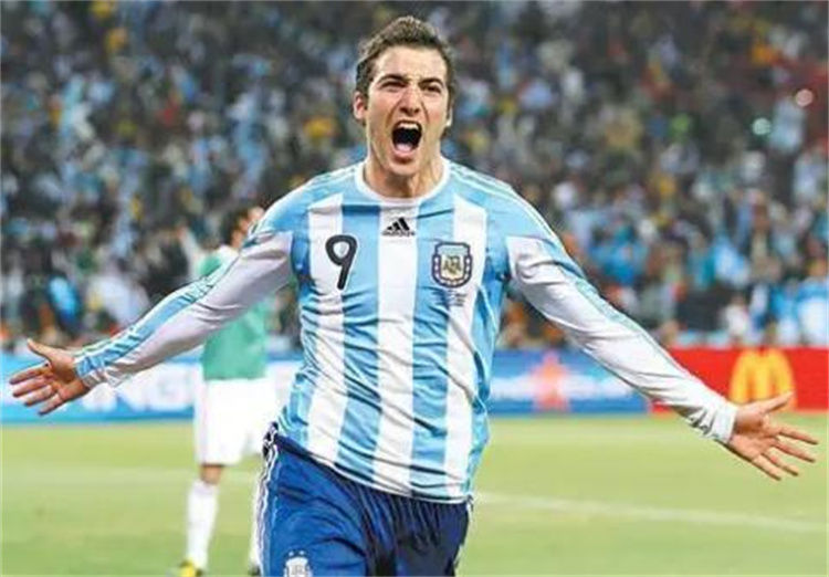 东南伊泽克尔球队备战训练照片曝光,球迷围观 东南伊泽克尔球队备战训练照片曝光,球迷围观