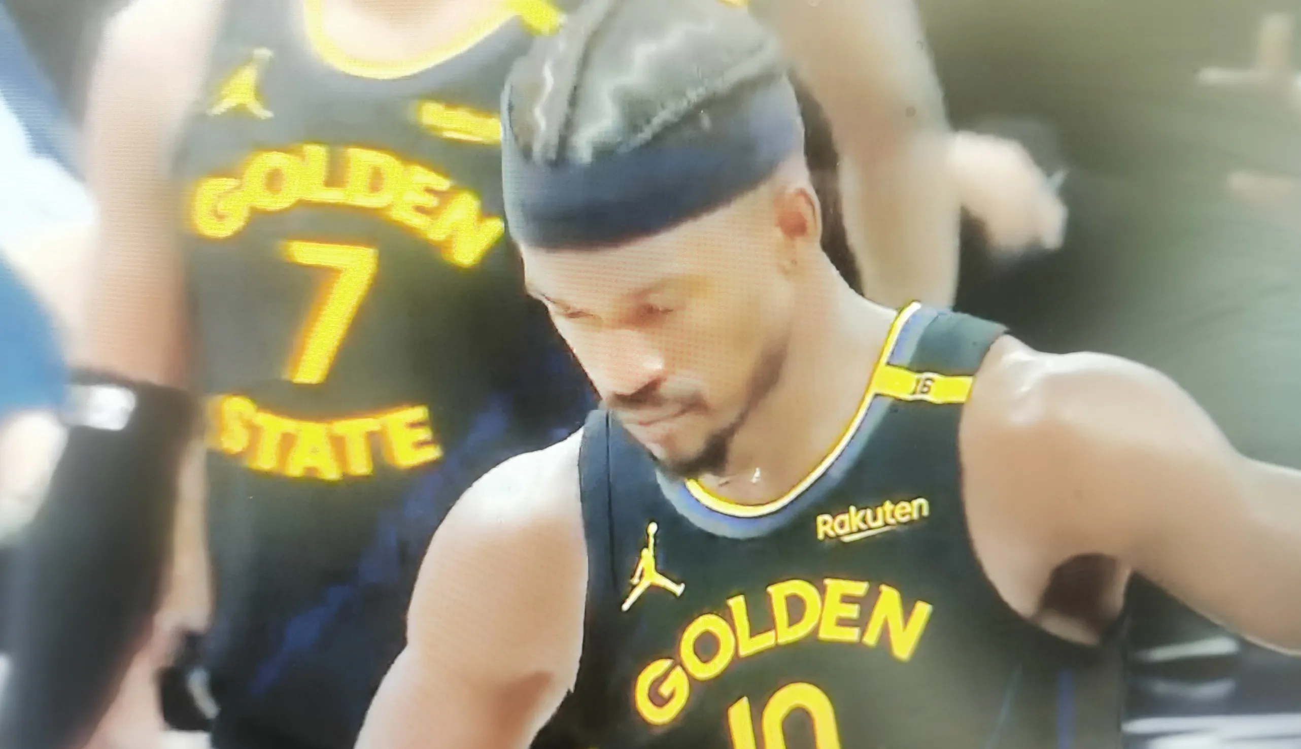 勇士队实力横扫森林狼队,登顶西部第一 勇士队实力横扫森林狼队,登顶西部第一