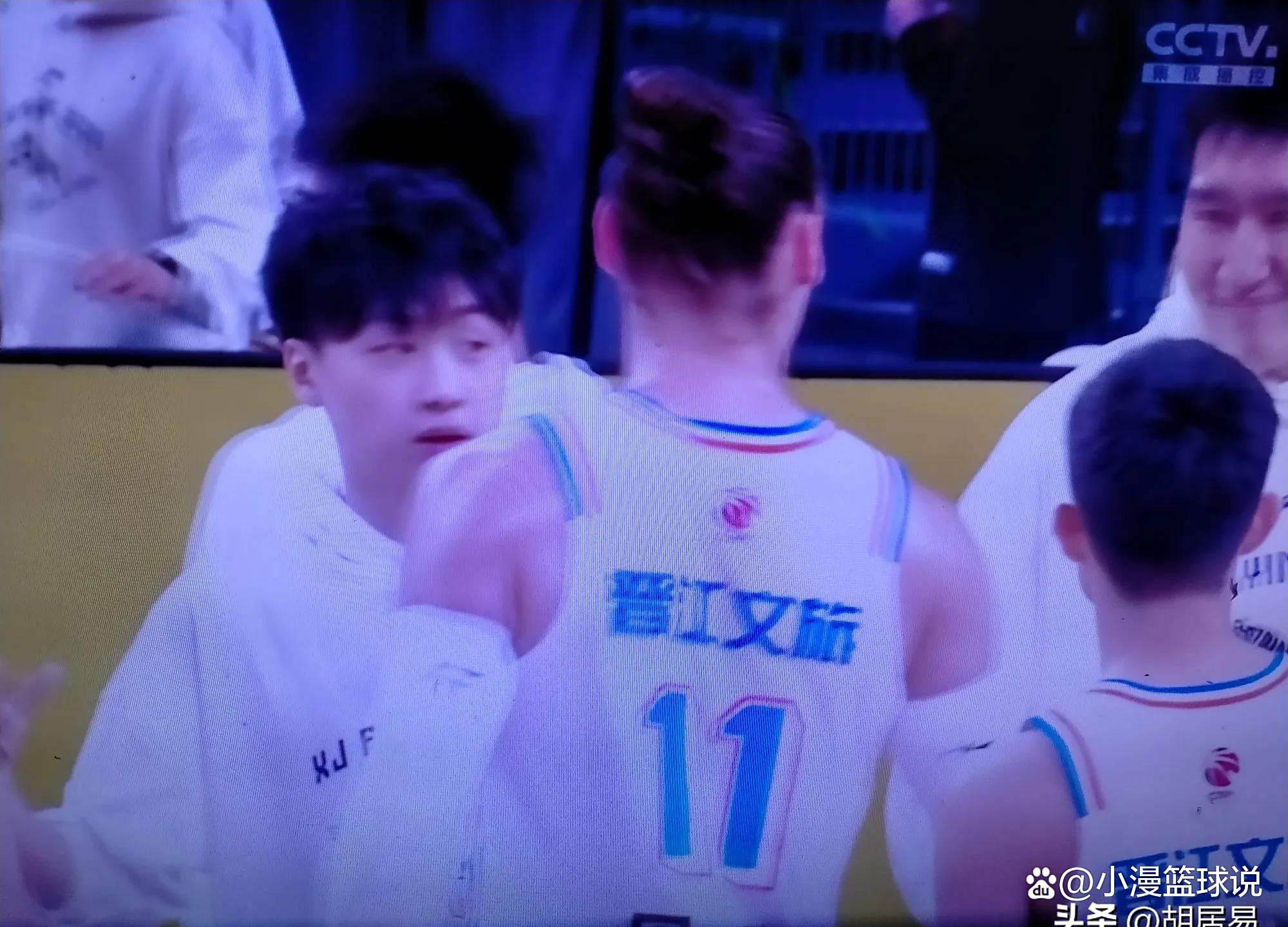 新疆男篮主场落败，球迷心碎