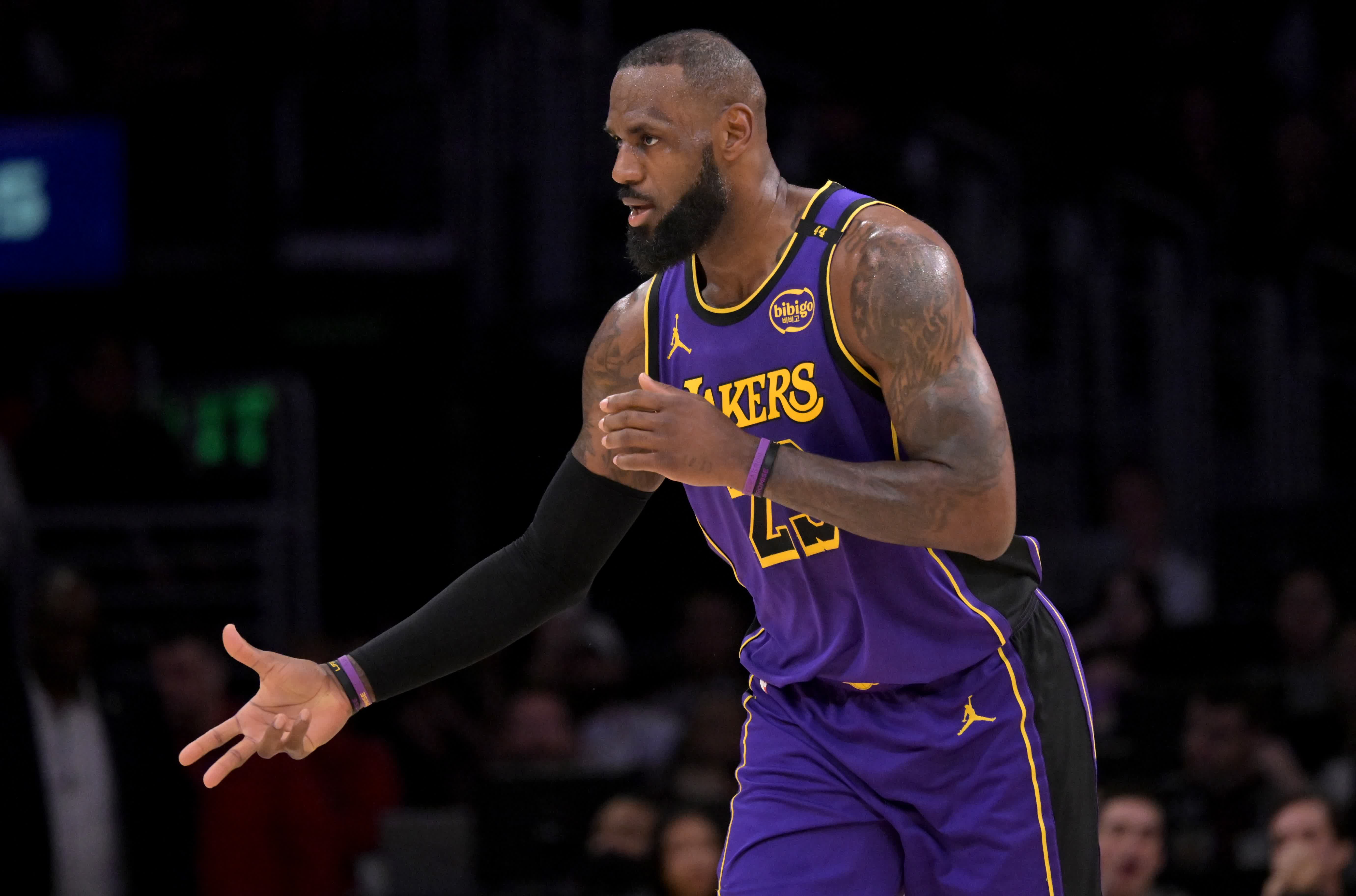 湖人客场力克尼克斯,取得关键胜利 湖人客场力克尼克斯,取得关键胜利