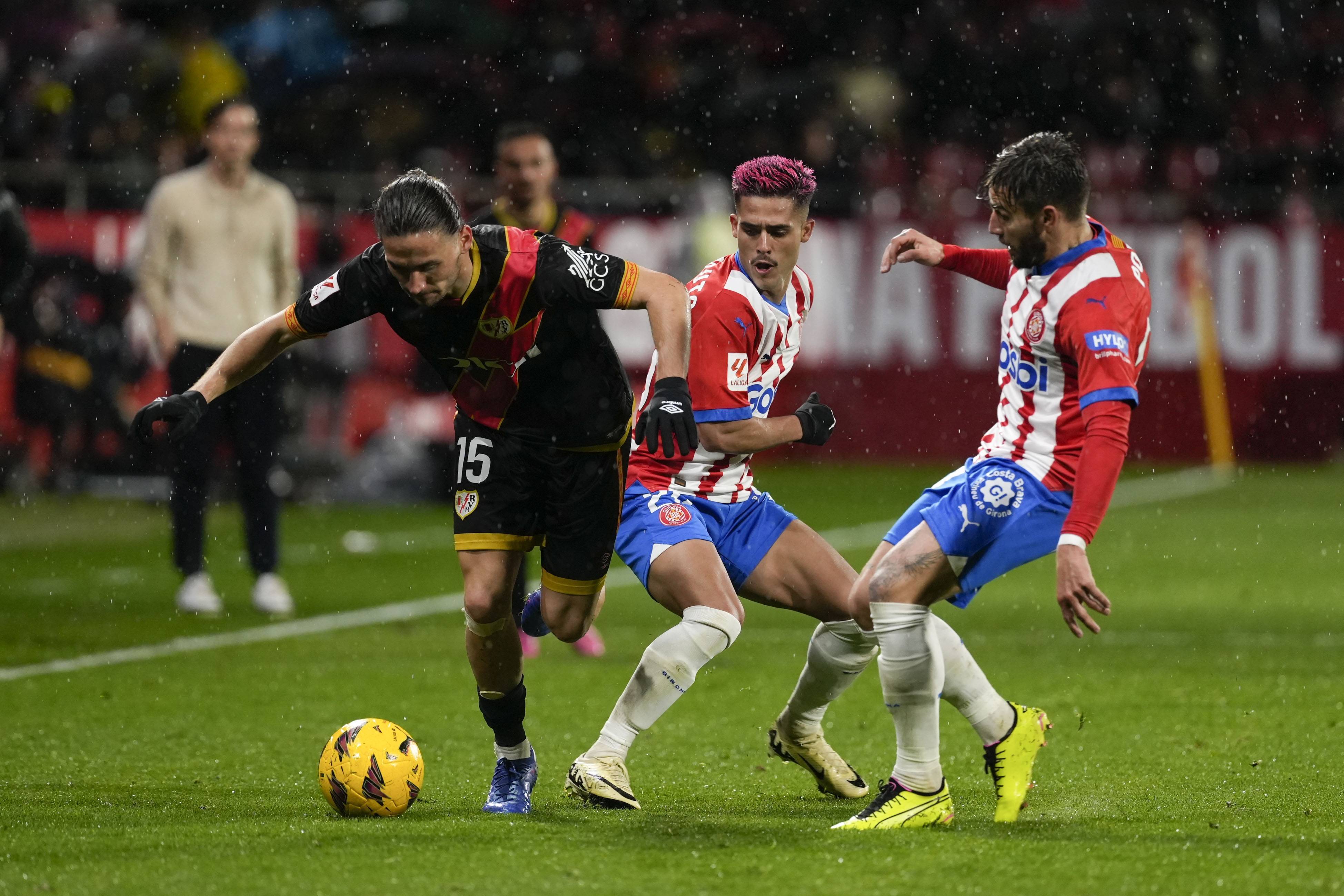 激烈的足球比赛引发球迷热烈争议 激烈的足球比赛引发球迷热烈争议