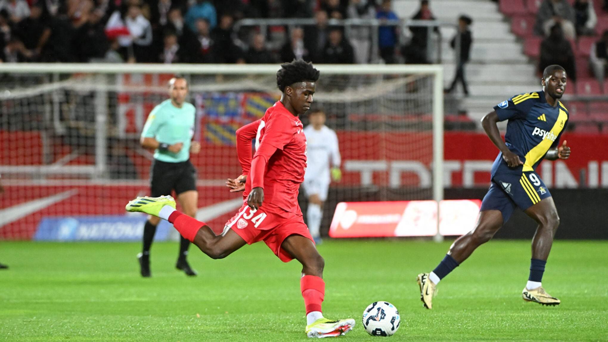 爱游戏官方-梅斯队客场大败，陷入法甲保级泥潭