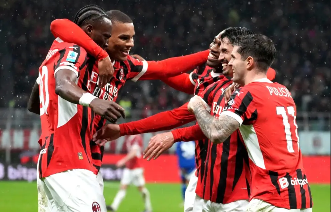 意甲赛场上球队为争夺胜利而拼尽全力 意甲赛场上球队为争夺胜利而拼尽全力