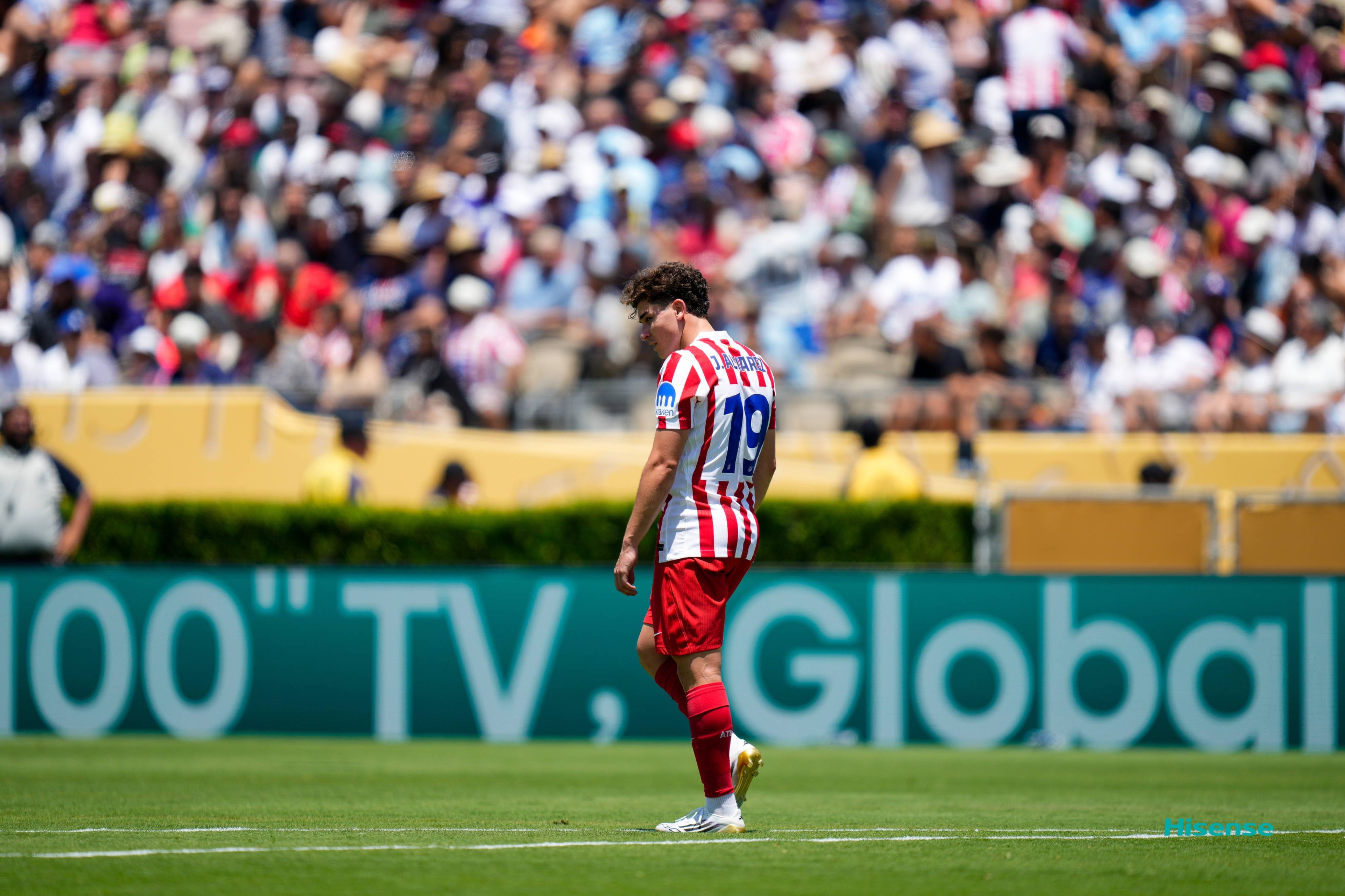 裁判疑似漏判，引发球迷抗议