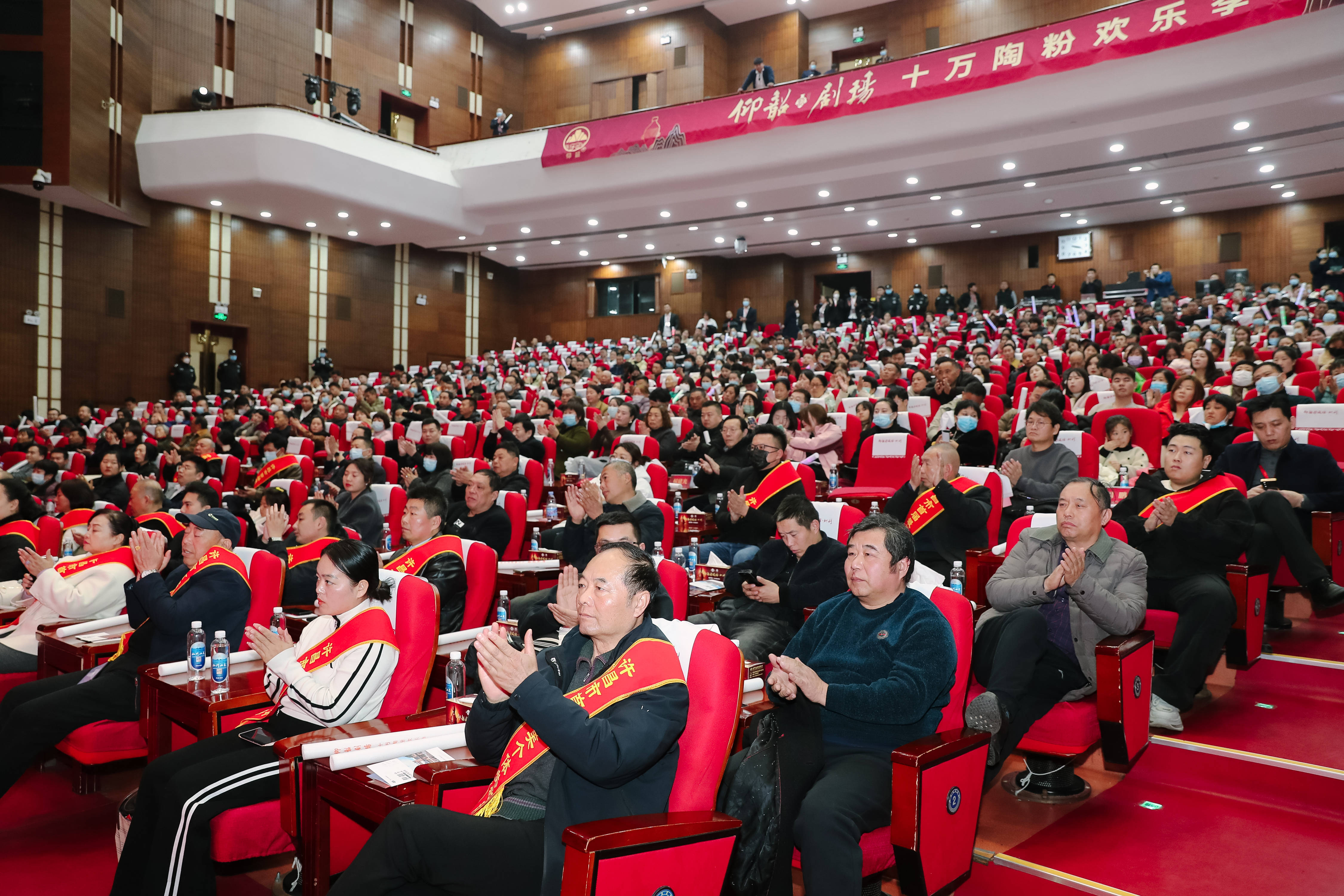 爱游戏官方入口-观众欢呼雀跃，现场气氛热烈