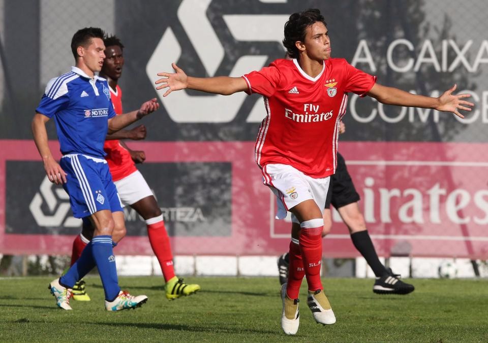 爱游戏官方-战火蔓延：国际体坛豪门争夺荣耀