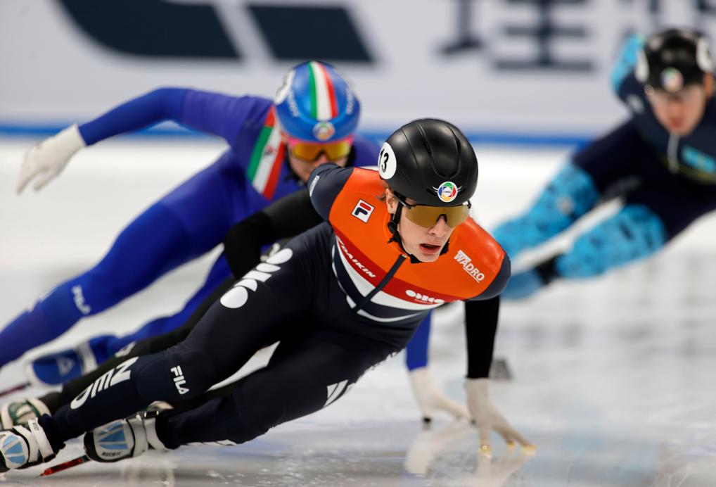 爱游戏官方-短道速滑运动员挥洒汗水，备战全力冲刺