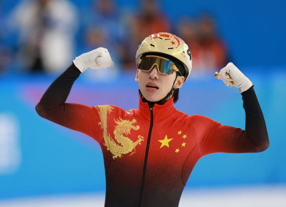 短道速滑运动员挥洒汗水，备战全力冲刺