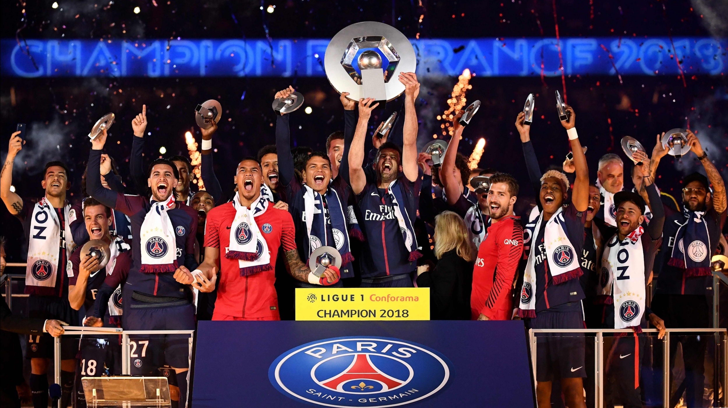 爱游戏-足球欧洲杯激情开战，球迷沉浸在足球狂欢之中