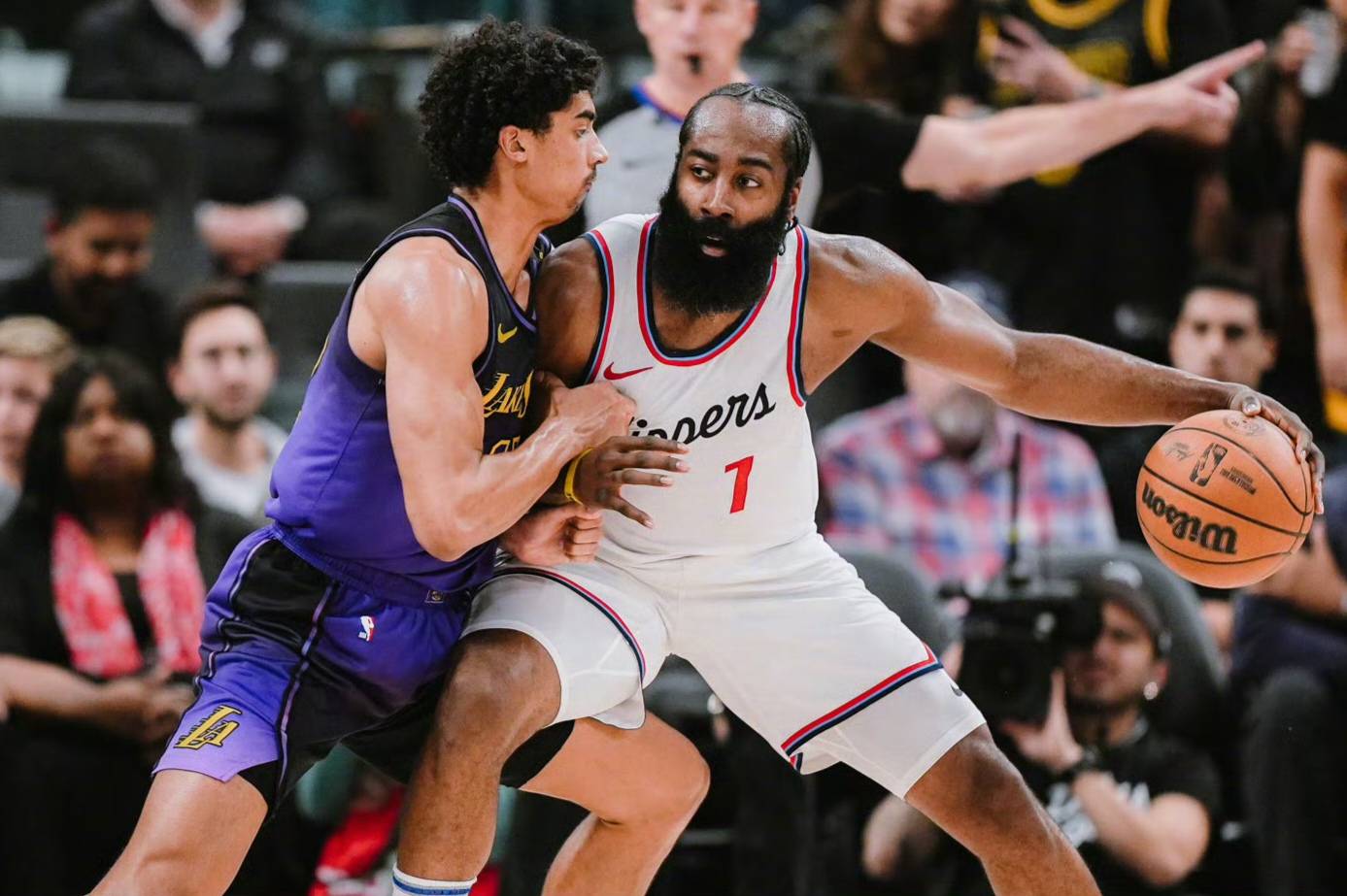 爱游戏在线-快船主场大胜火箭，保持不败