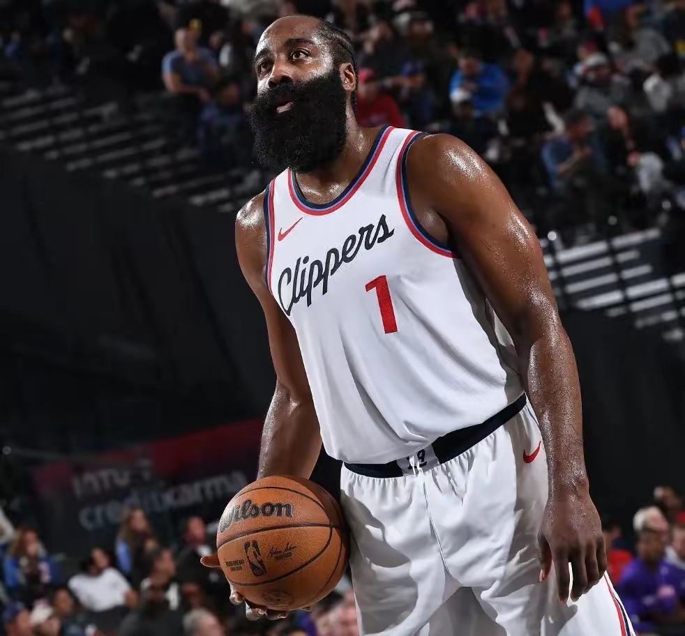 快船主场大胜火箭，保持不败