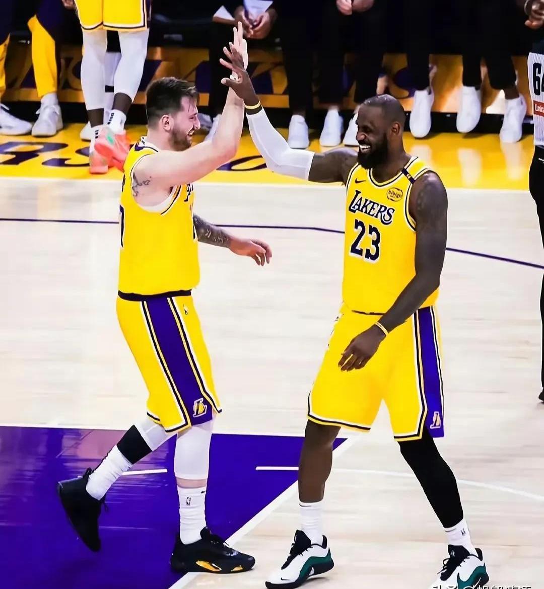 爱游戏-NBA常规赛：湖人VS火箭，詹姆斯砍下三双