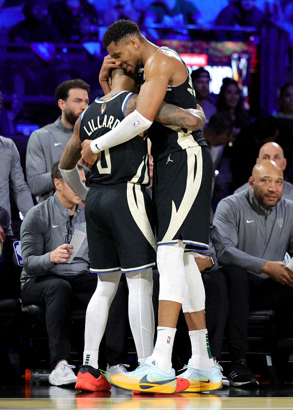 爱游戏官方-爵士客场惜败雄鹿，米德尔顿关键三分帮助对手