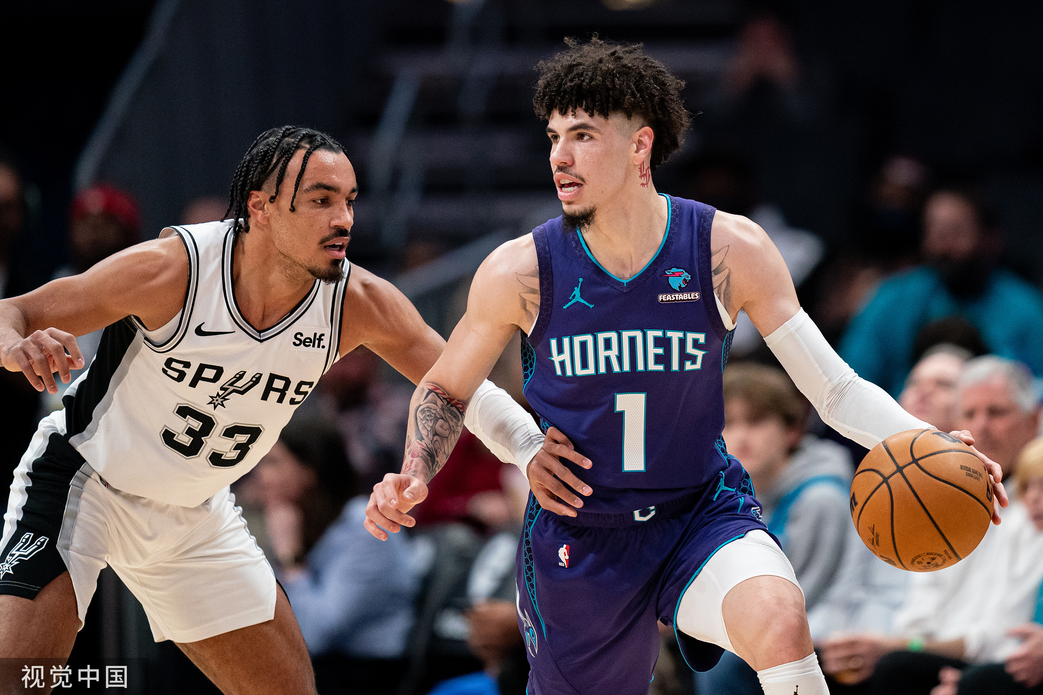 爱游戏入口-志在夺冠！老鹰队力克黄蜂队，晋级东部半决赛