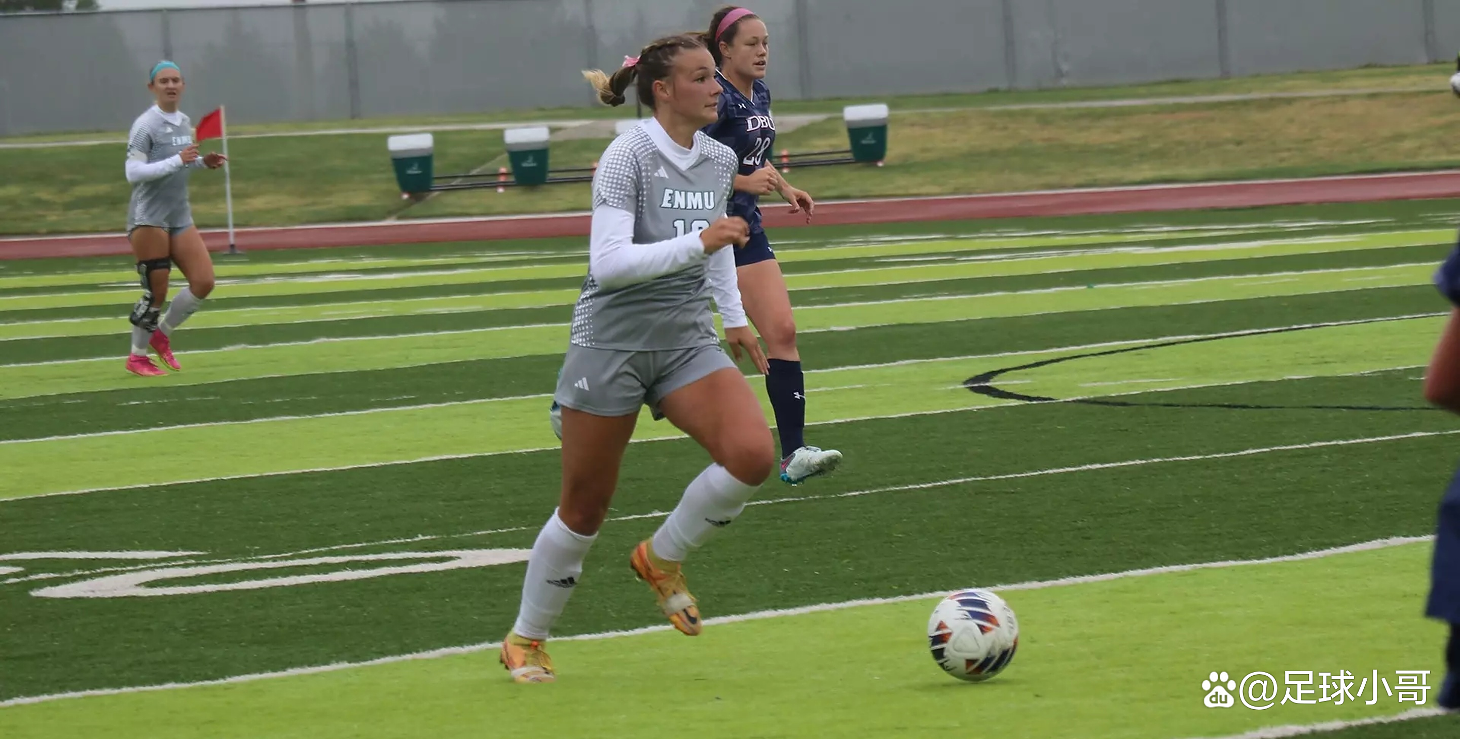 墨西哥队员在女足大赛中取得胜利 墨西哥队员在女足大赛中取得胜利